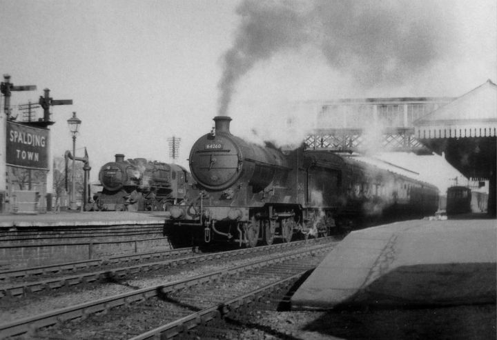 Trains at the platforms, Spalding Railway Station 1950's - South ...