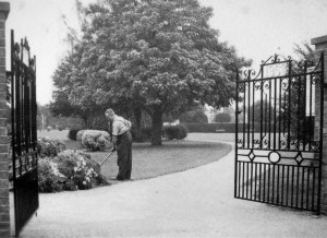 AOS P 3911 carters park holbeach with the park keeper at the time a mr ralph emmitt